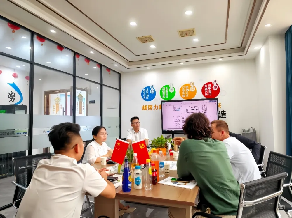 Khách hàng Nga đến thăm máy móc của Intop để kiểm tra dây chuyền đồ uống có ga